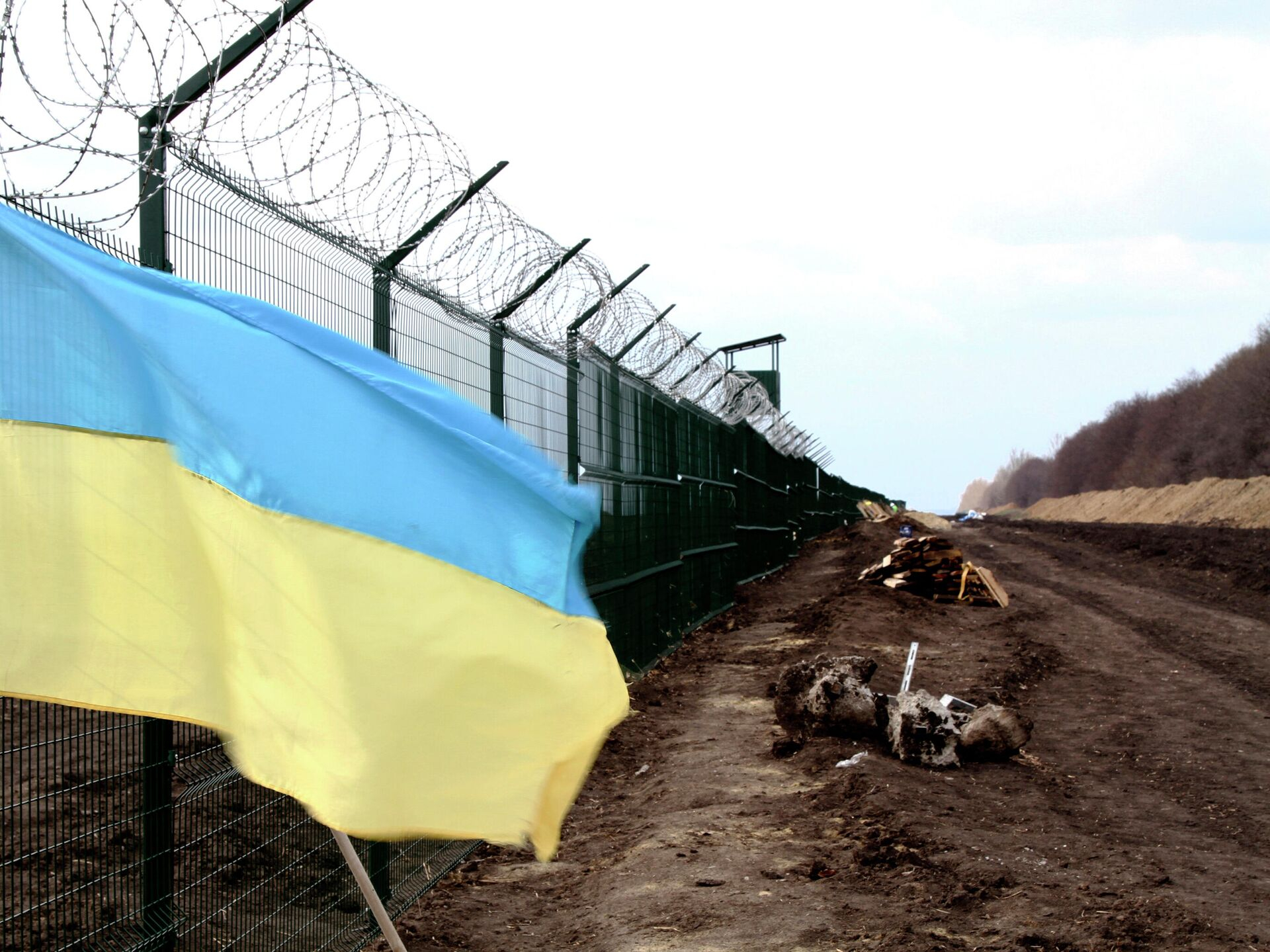 На Украине теперь не выпускают заграницу 17-летних юношей