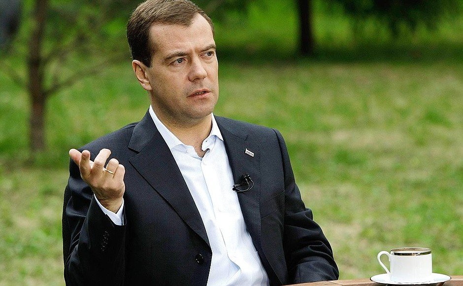 Медведев «перевел» заявления генсека НАТО и отметил, что Запад «ненавидит и боится» Россию