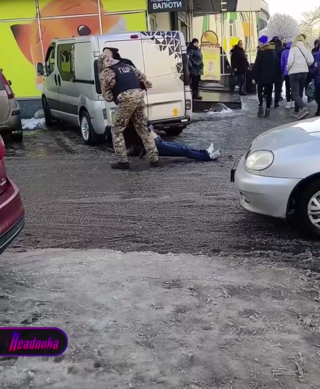 В рамках мобилизации в Днепродзержинске потерявшего сознание мужчину потащили к машине ГБР