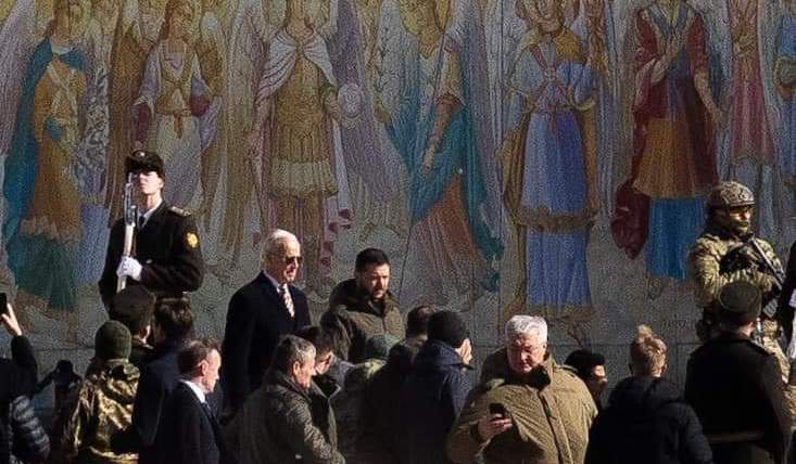 После начала воздушной тревоги в Киеве из собора вышла большая делегация с охраной