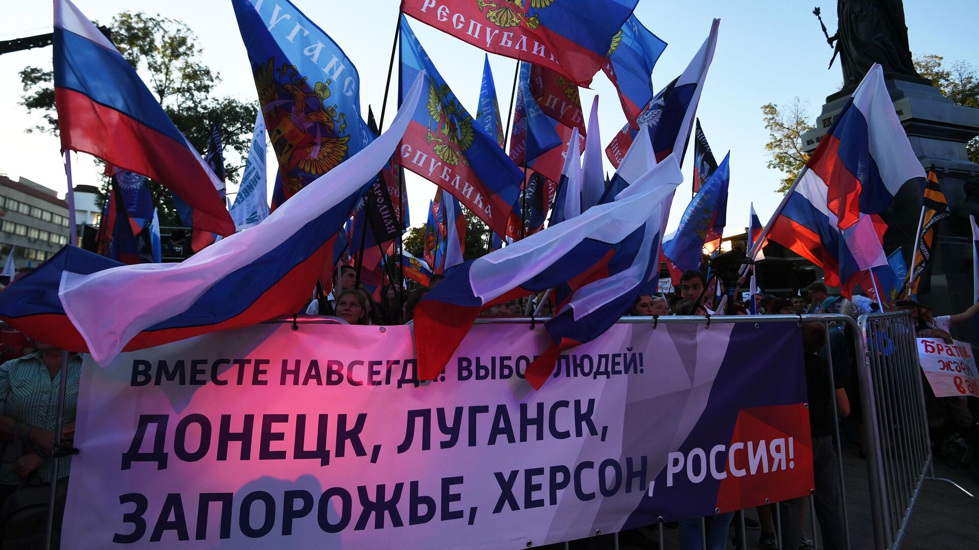 Санкции, импортозамещение, дифицит: как изменилась жизнь россиян с началом СВО