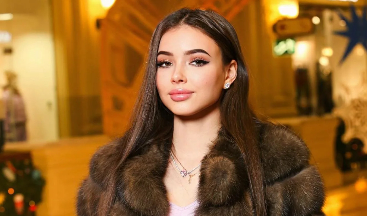 Беременная 19-летняя Мария Ильюхина дерзко ответила хейтеру: «Сосунок»