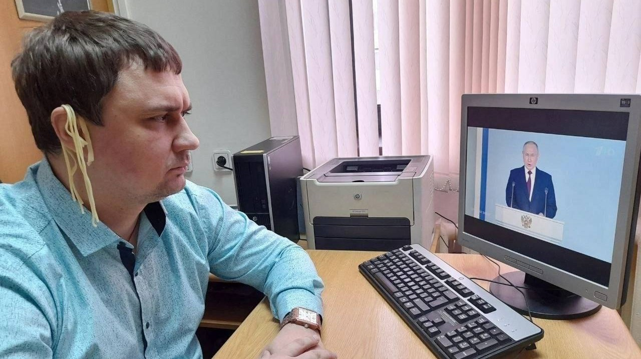 Самарский депутат от КПРФ слушал видеообращение Путина с лапшой на ушах