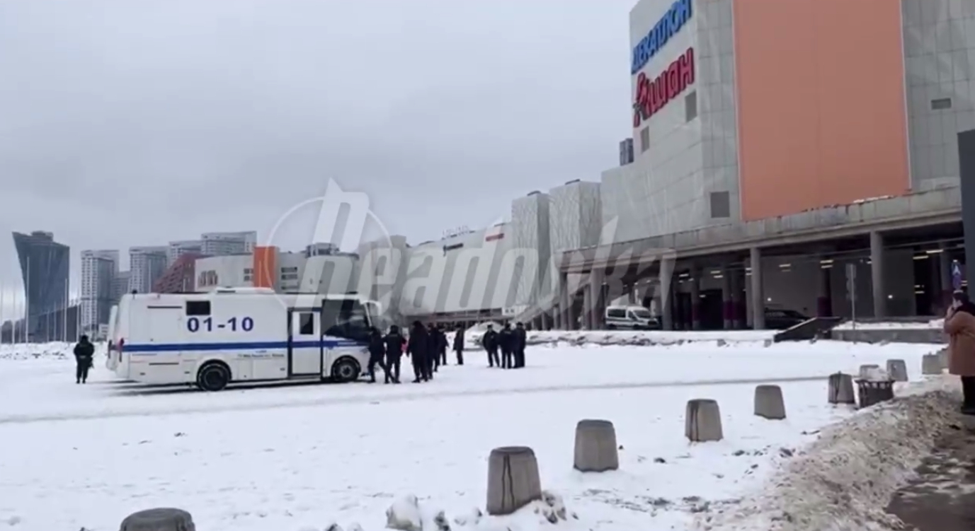 Readovka показывает обстановку в ТЦ, где тусуются группы неформальных подростков
