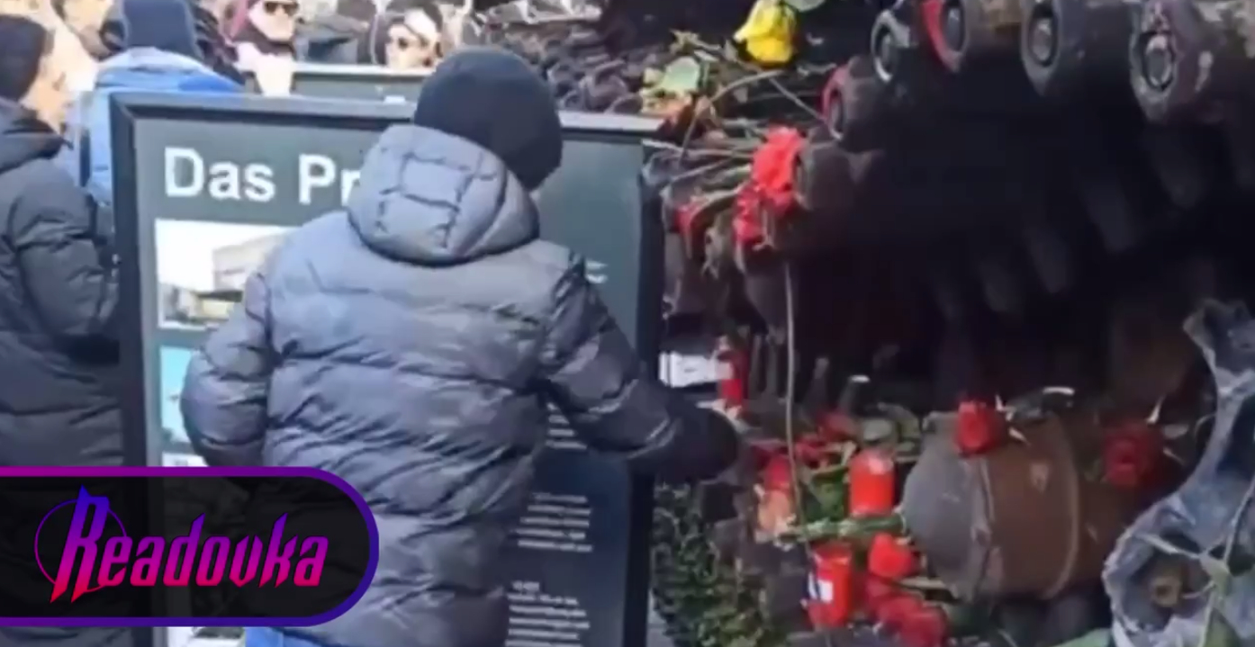 Гвоздики, возложенные на танк в Берлине в память о погибших российских солдатах, скинули