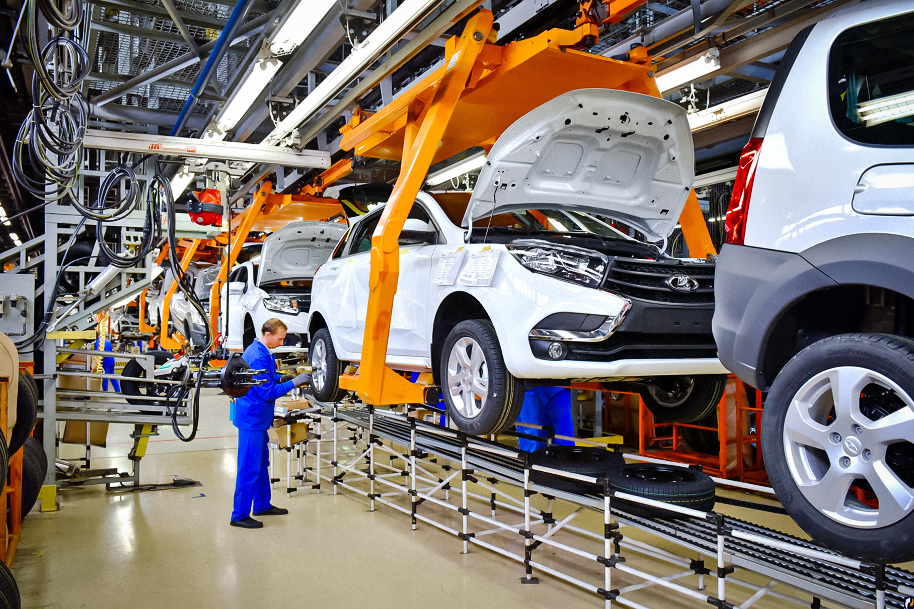 Производство автомобилей в России упало на 60%