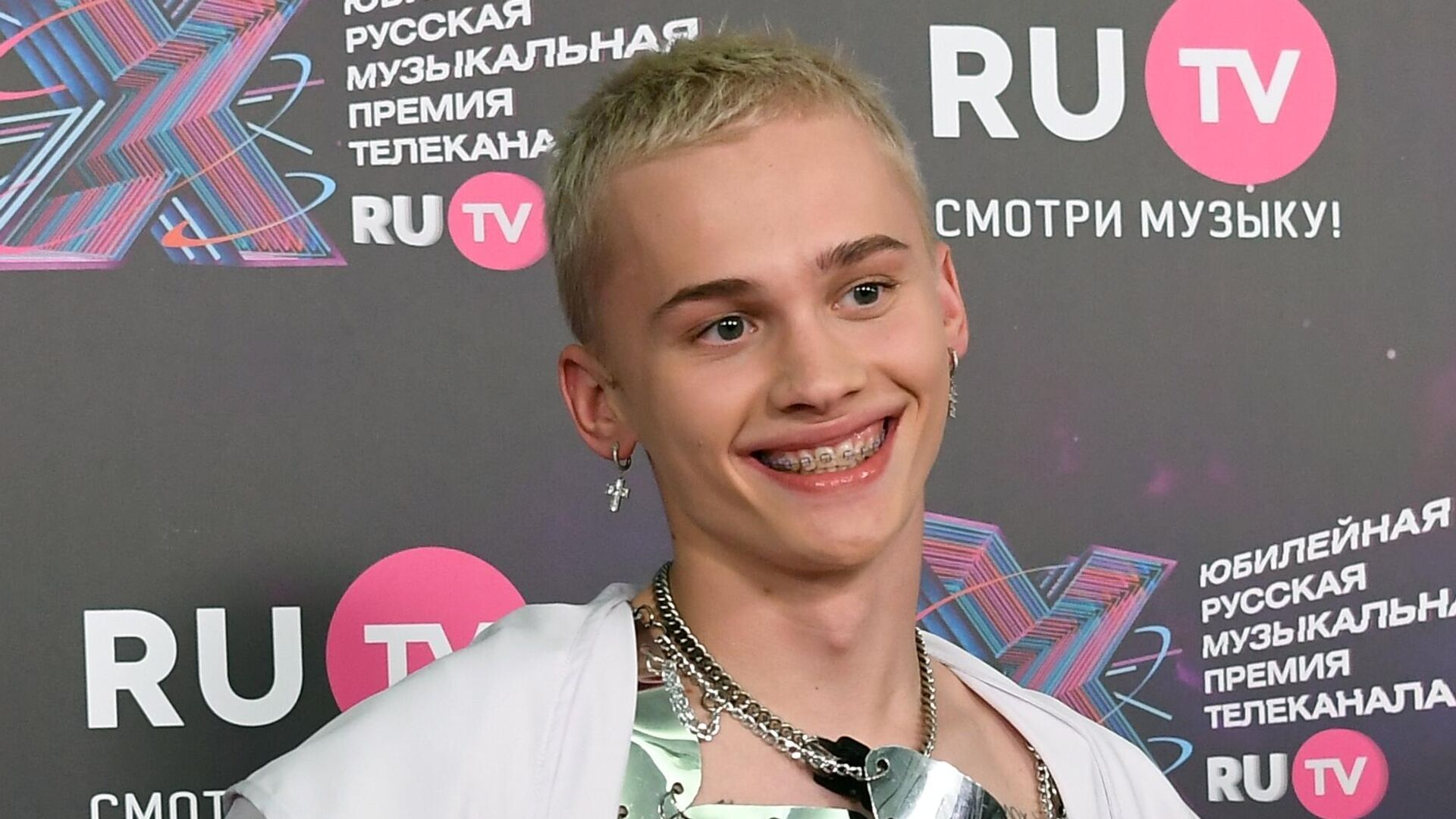Приемный отец Милохина прокомментировал «падение» блогера
