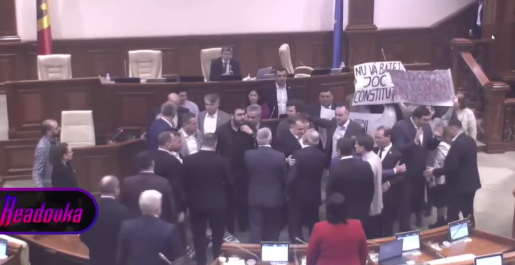 Молдавская оппозиция заблокировала трибуну парламента