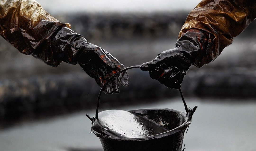 Российской нефтедобыче грозит сокращение на 20%