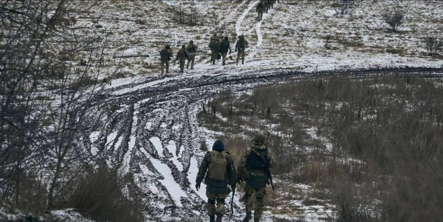 Поникшие военнослужащие ВСУ покидают Артемовск