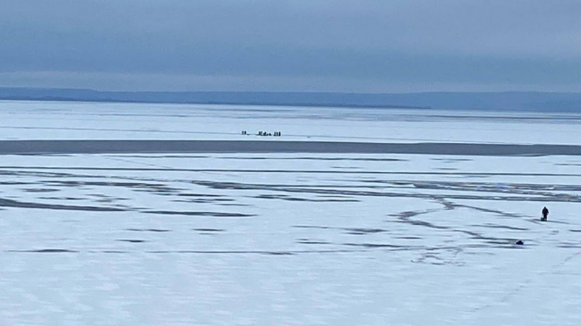 У побережья Сахалина в море на льдине чуть не унесло 18 рыбаков