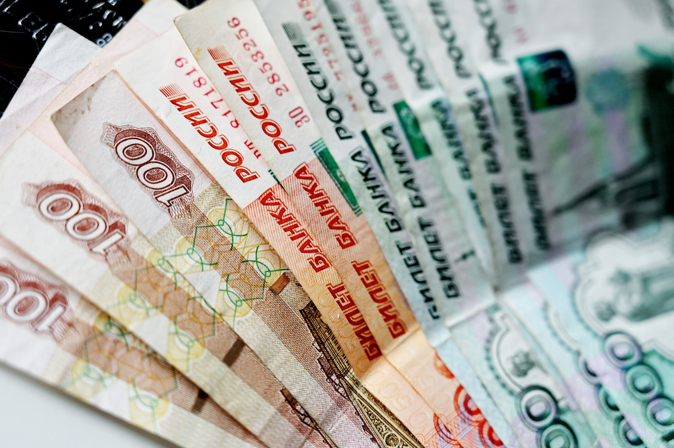 Дефицит российского бюджета в январе-феврале составил 2,58 трлн рублей