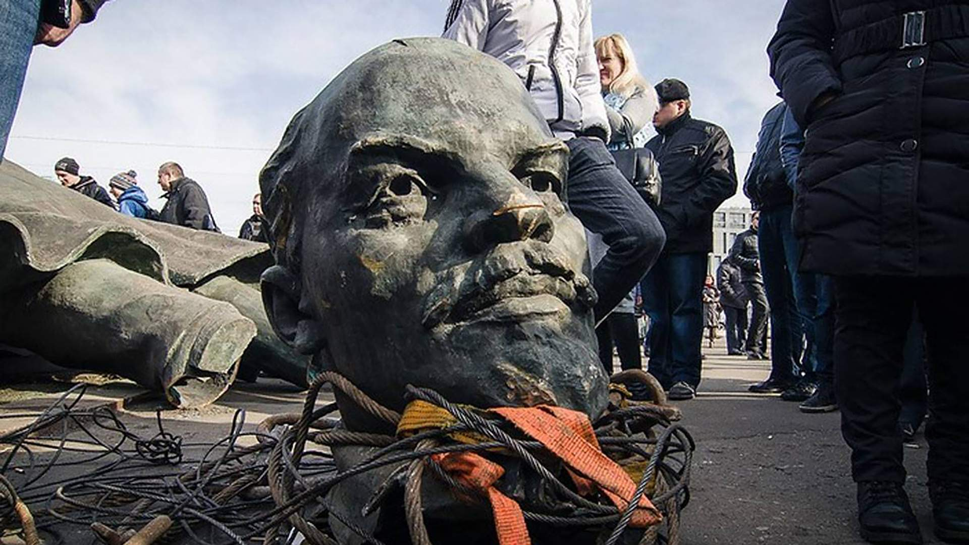 Президент Эстонии выступил против сноса советских памятников