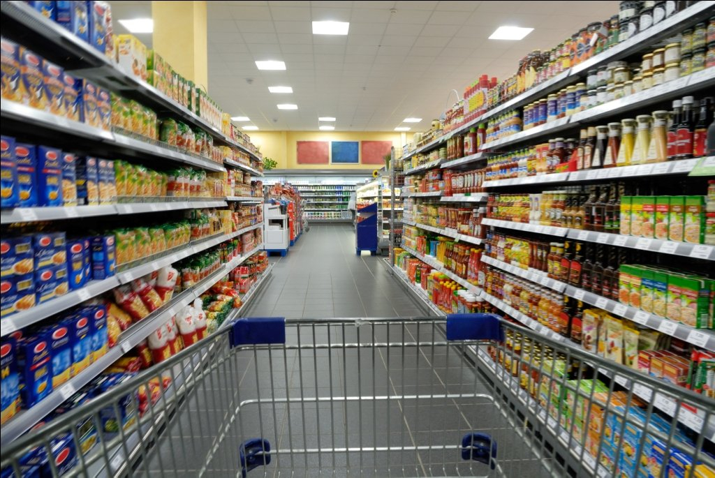 Киевлянин обнаружил на полках супермаркета продукты из гуманитарной помощи