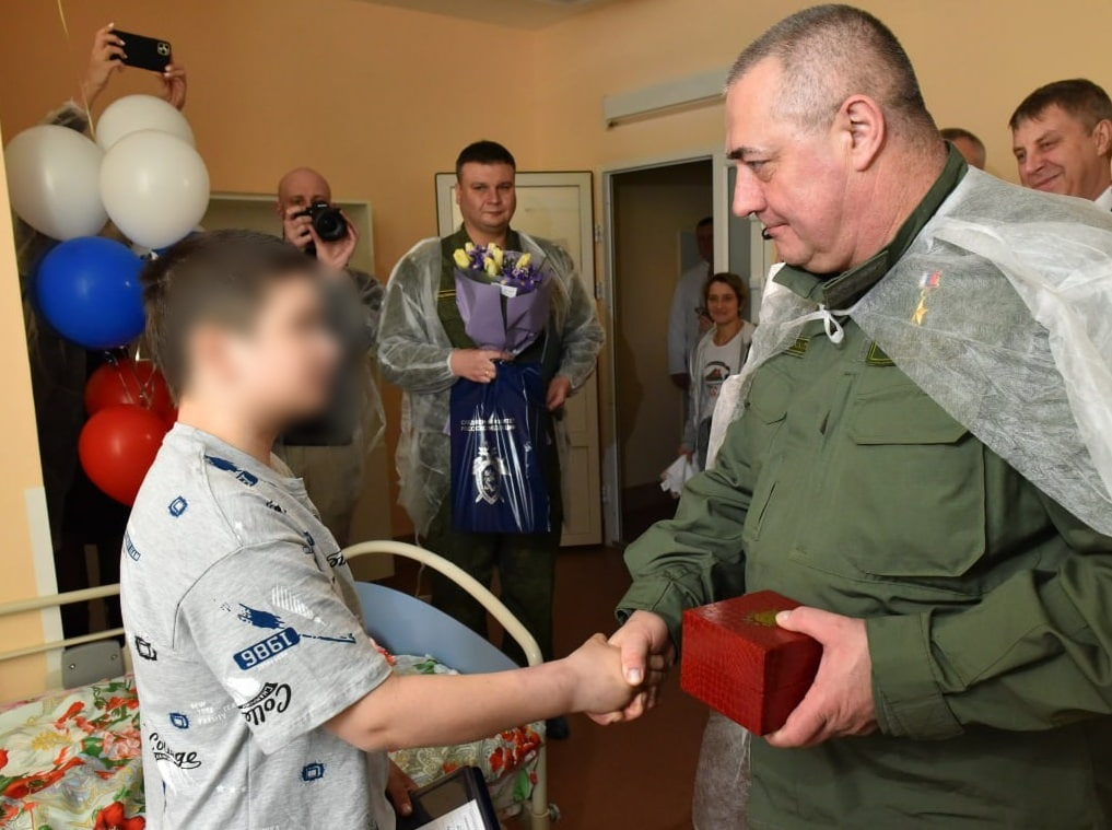 Юного брянца, совершившего героический поступок во время теракта, наградили медалью
