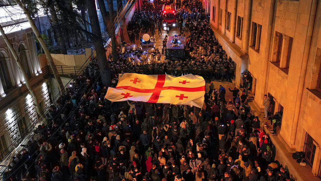 Протестующие не оставляют попыток взять штурмом здание парламента Грузии