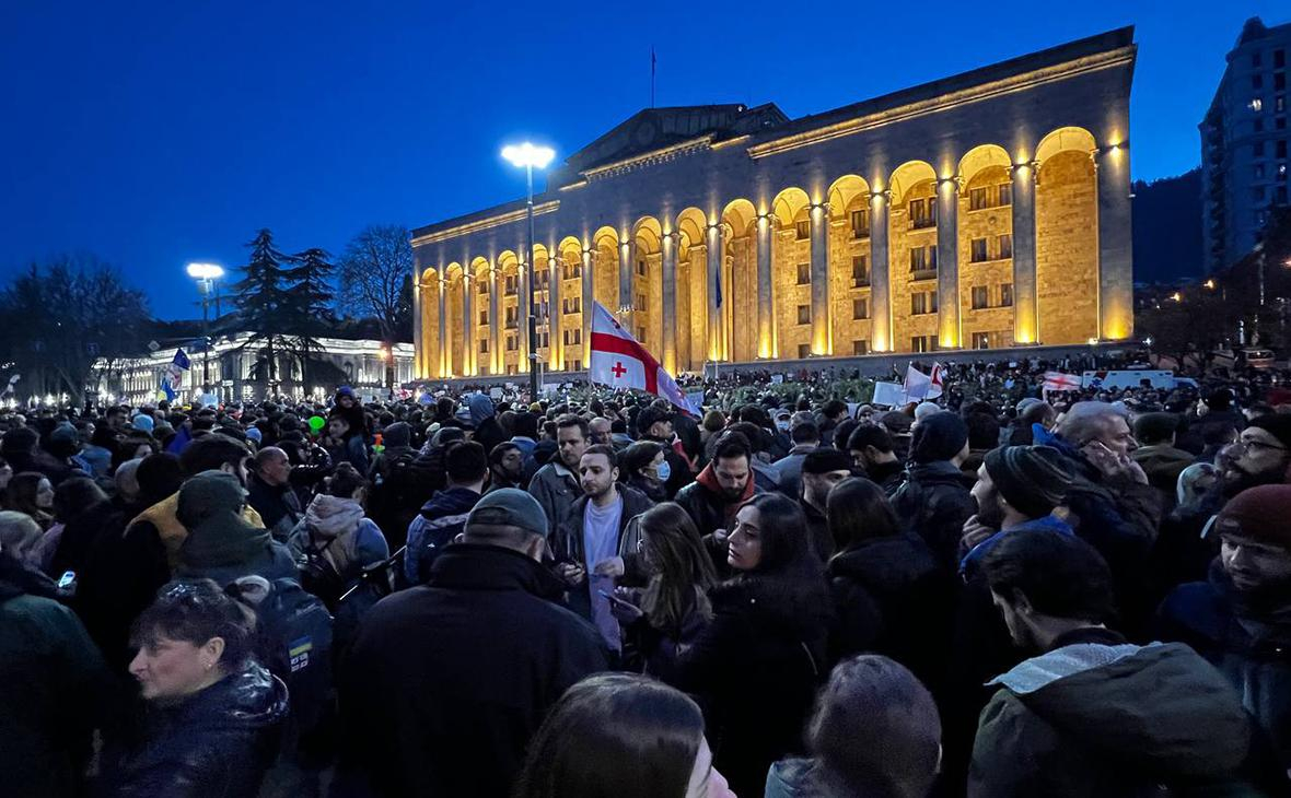 При отходе от парламента Грузии протестующие устроили давку