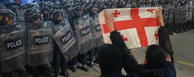 В Тбилиси новые протесты: толпа требует отпустить задержанных ранее участников беспорядков