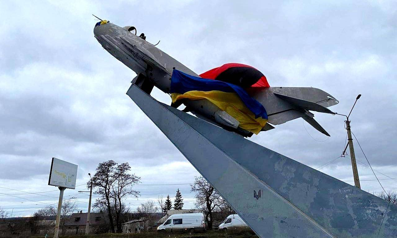 Боевики ВСУ взорвали памятник самолету МиГ-17 в Артемовске
