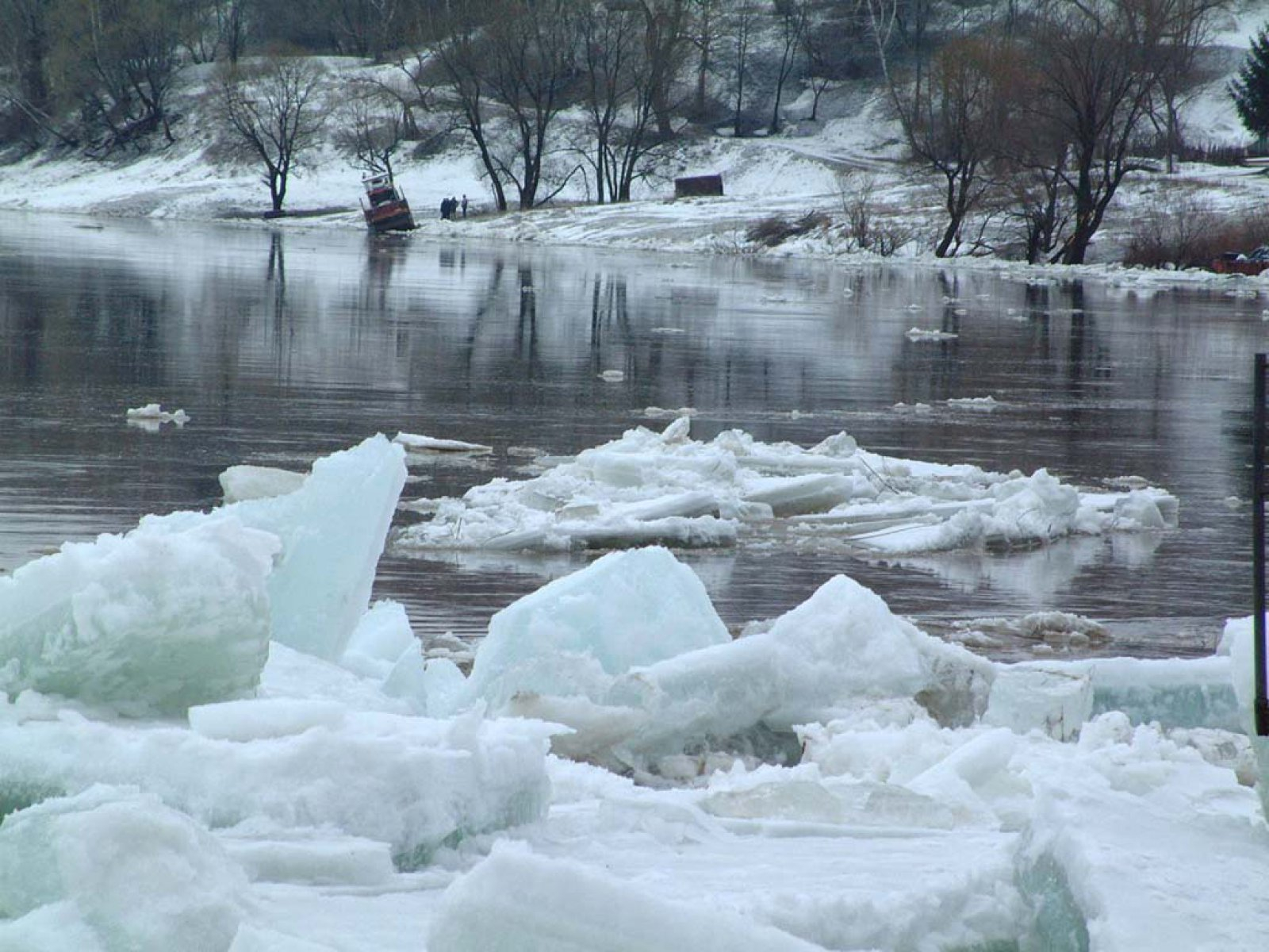 В результате паводка в Оренбургской области водителя автомобиля унесло в реку