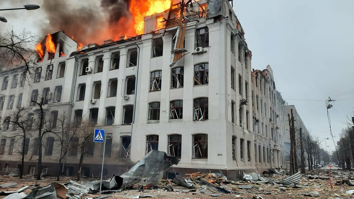 В Харькове произошел взрыв, а в небо поднимается густой столб дыма