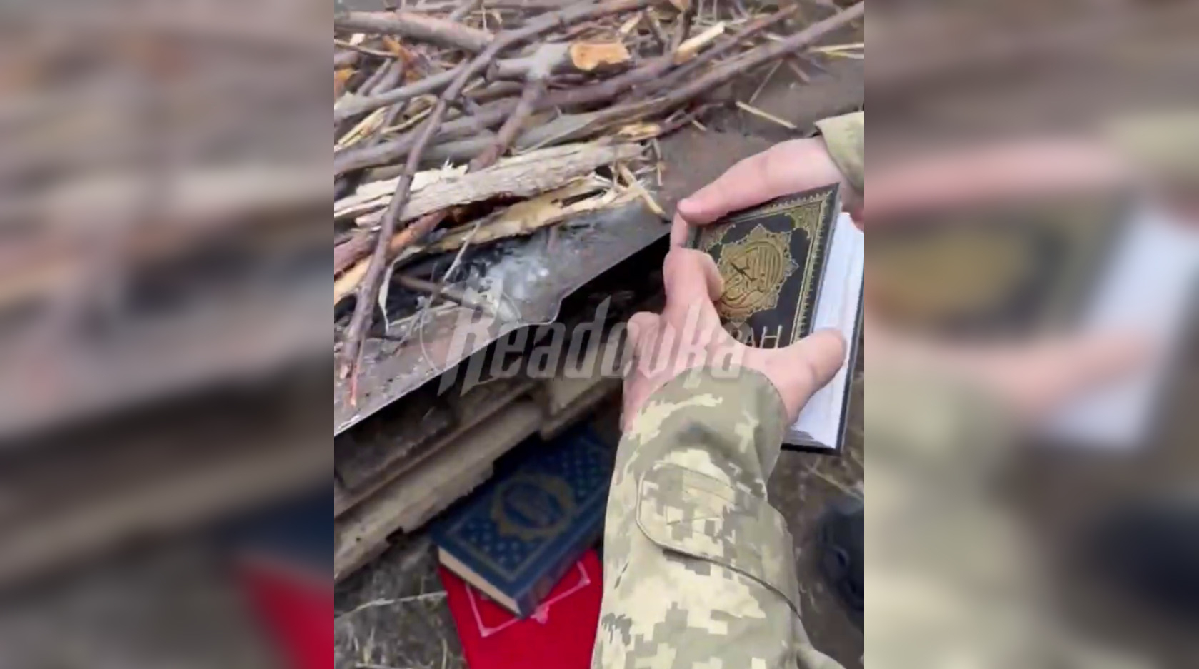 Солдаты ВСУ проводят свободное от боев время, сжигая Коран