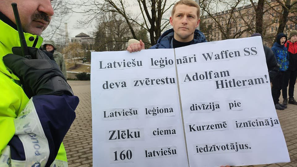 В Риге на шествии легионеров СС полиция задержала местного депутата-антифашиста