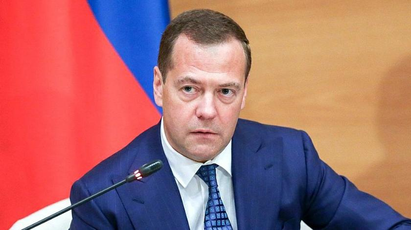 Медведев ответил на угрозы американского сенатора сбивать российские самолеты