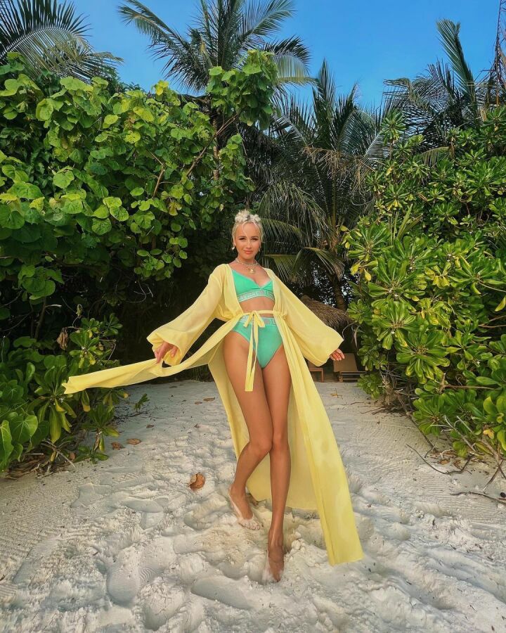 Певица Клава Кока снялась в купальном костюме от Versace