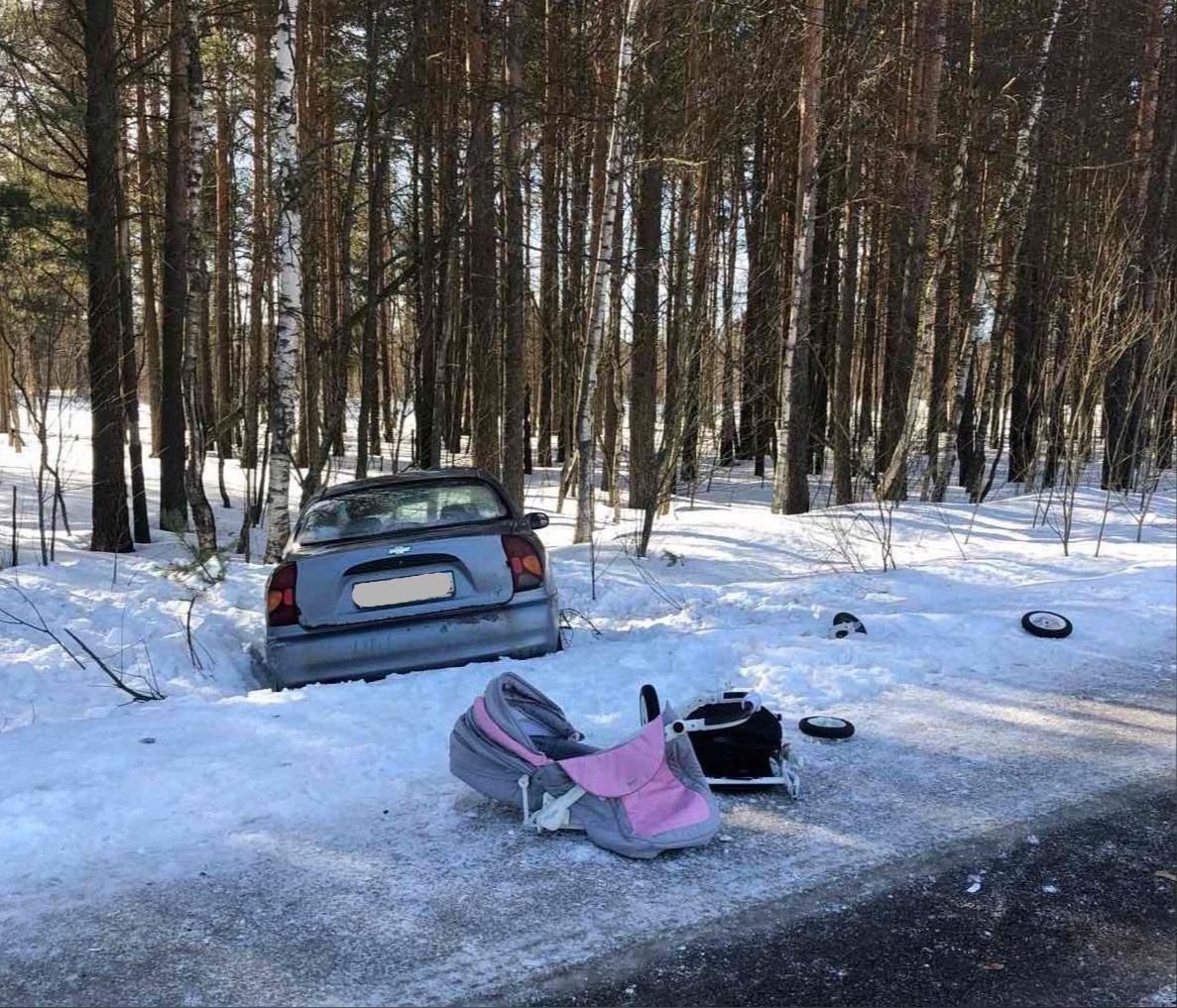 В Карелии водитель сбил мать с ребенком в коляске