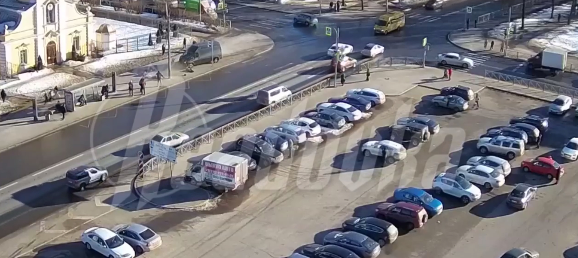 В Красном Селе под Петербургом микроавтобус врезался в пешеходов