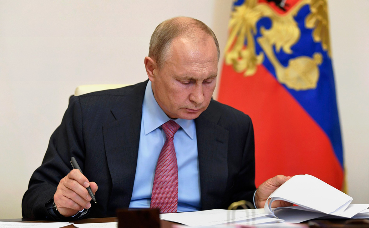 Путин подписал закон о наказании до 7 лет колонии за дискредитацию участников СВО