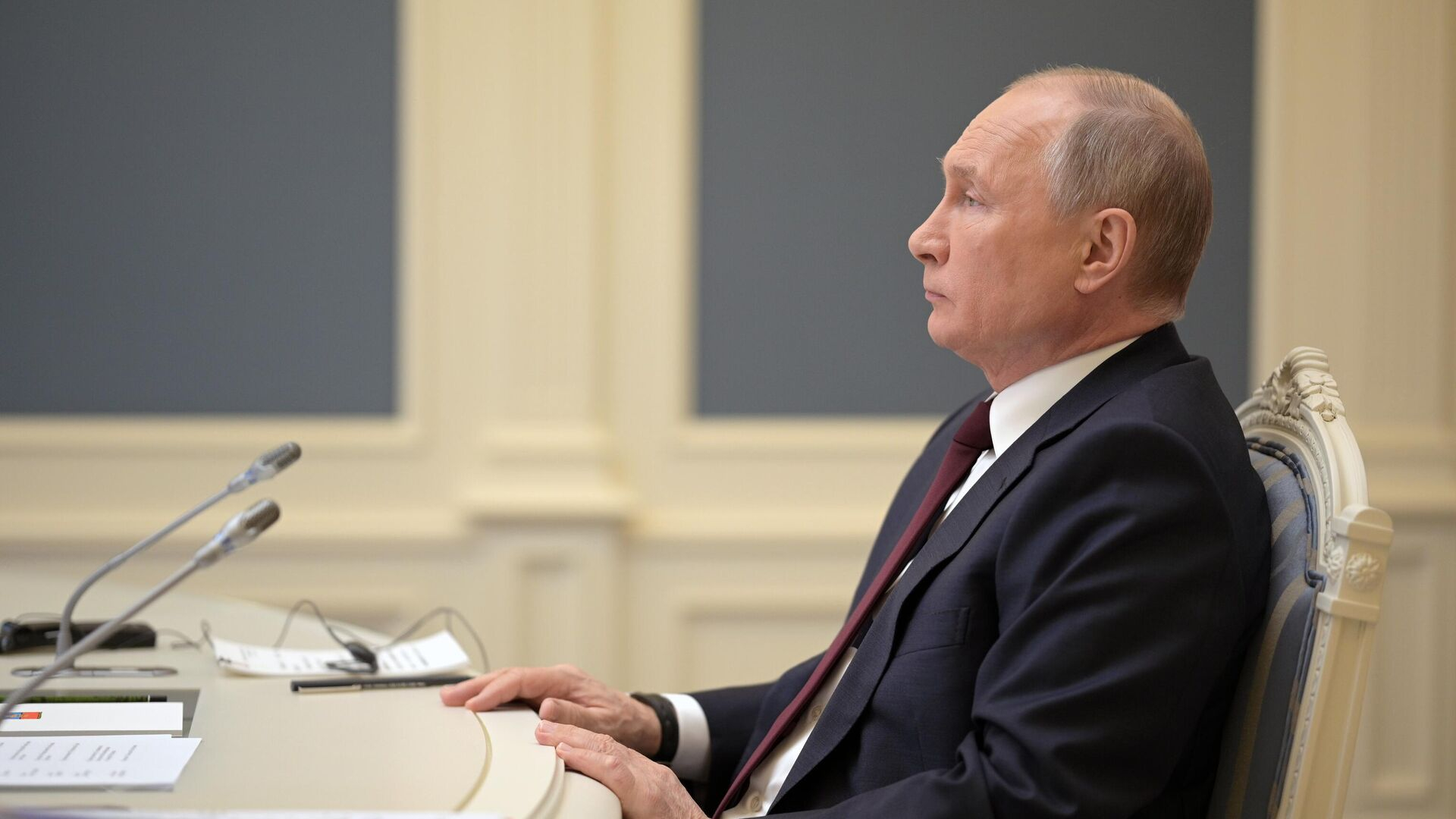 Владимир Путин лично проехал по Мариуполю на машине