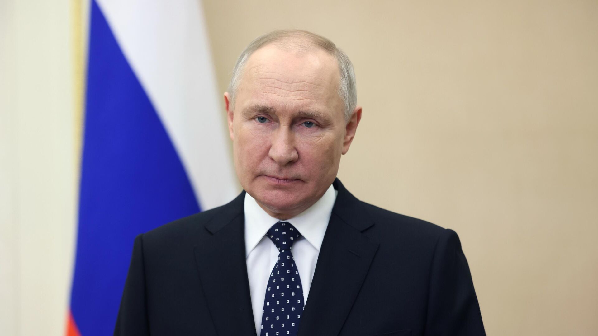 Владимир Путин во время поездки в Мариуполь посетил здание исторического университета