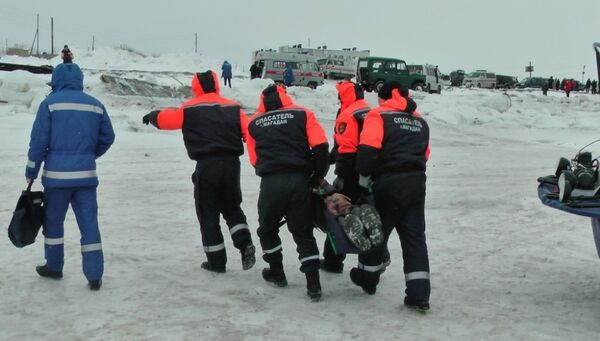 Сахалинские рыболовы со снегоходом пытались выбраться с дрейфующих льдин