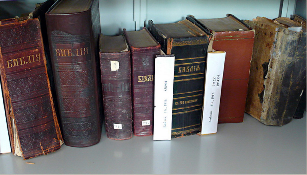 В Киево-Печерской Лавре священники готовятся к изгнанию и спасают книги