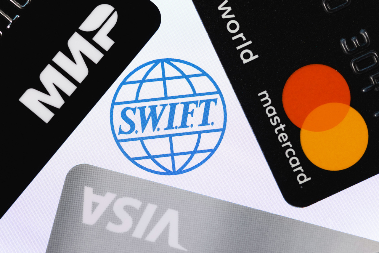 ЦБ запретил банкам РФ использовать SWIFT при переводах внутри страны