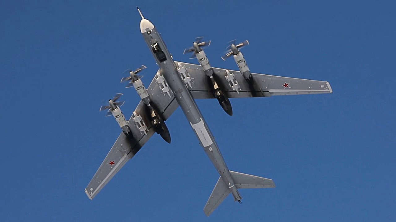 МО РФ: два ракетоносца Ту-95МС выполнили полет над нейтральными водами в Японском море