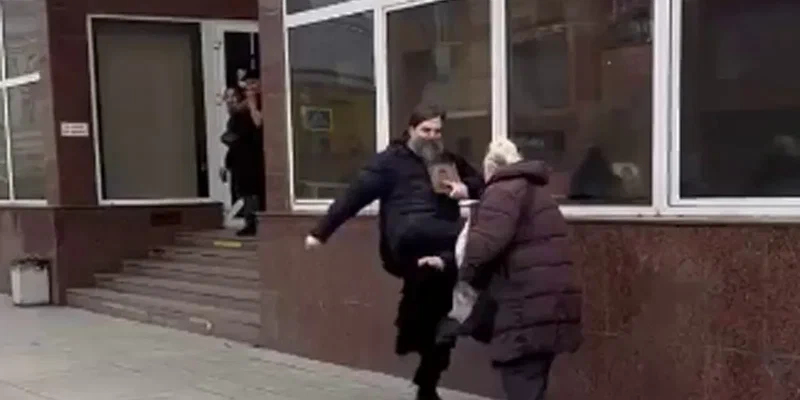 «Не убий», но держи в напряжении: в Москве возле метро мужчина в рясе ударил ногой бабушку