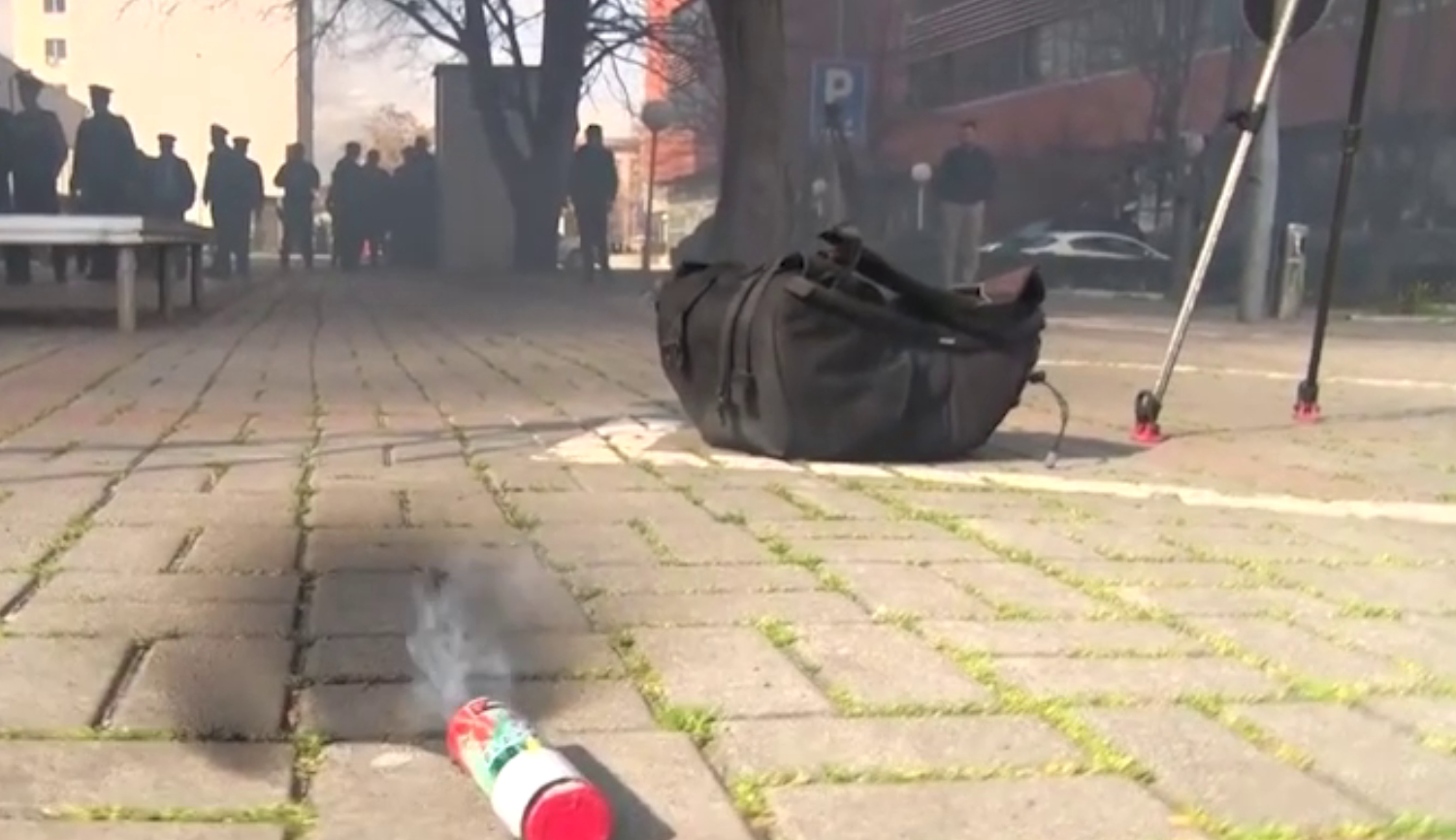 В Косово противники соглашения Белграда и Приштины напали на здание «правительства»