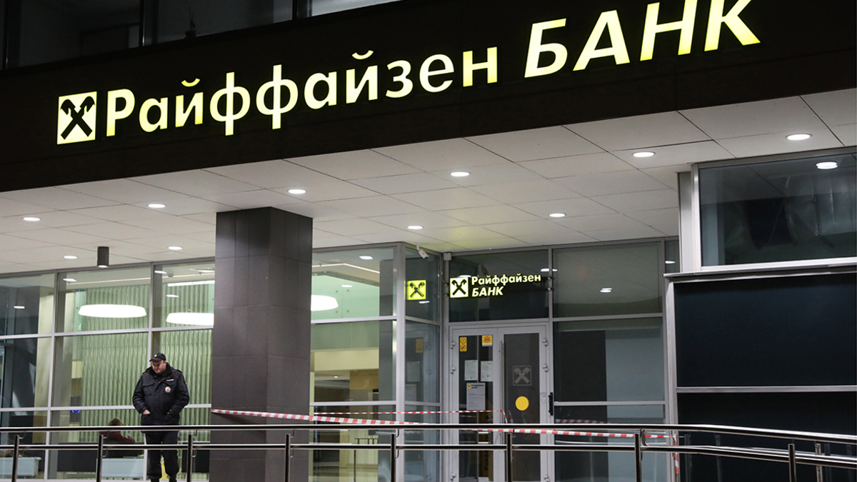 Райффайзенбанк изменит условия валютных переводов для частных клиентов с 3 апреля