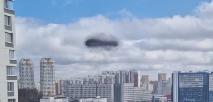 Жители Строгино в Москве сняли странное кольцо из дыма в небе