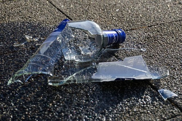 Пожилая петербурженка во время застолья разбила бутылку и умерла