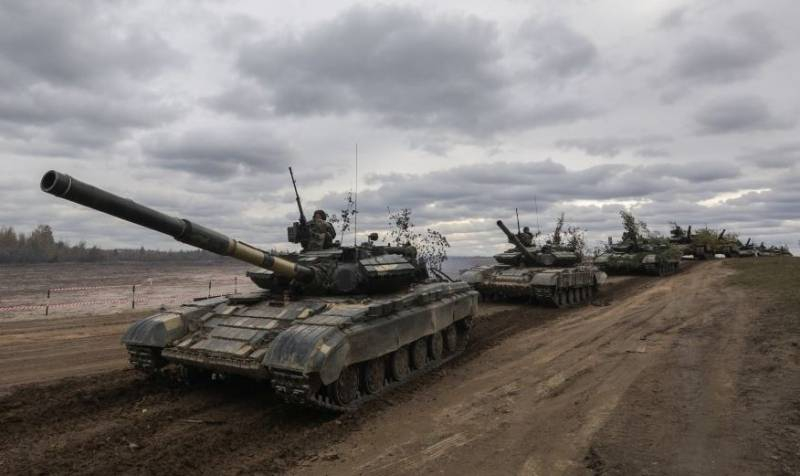 Украинские СМИ публикуют видео с большим скоплением техники в тылу противника