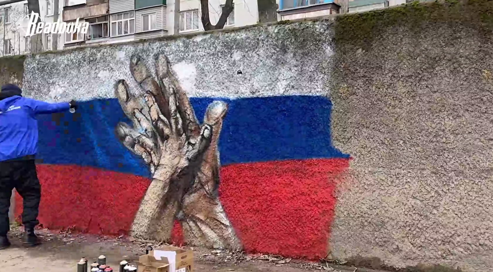 Художник-граффист из РФ изобразил патриотическую картину «Мы вместе» в центре Мариуполя