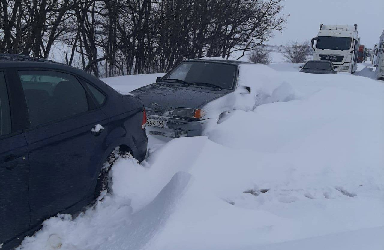 Заблокированным на трассе под Ростовом, спустя почти сутки, выдали скудный набор еды