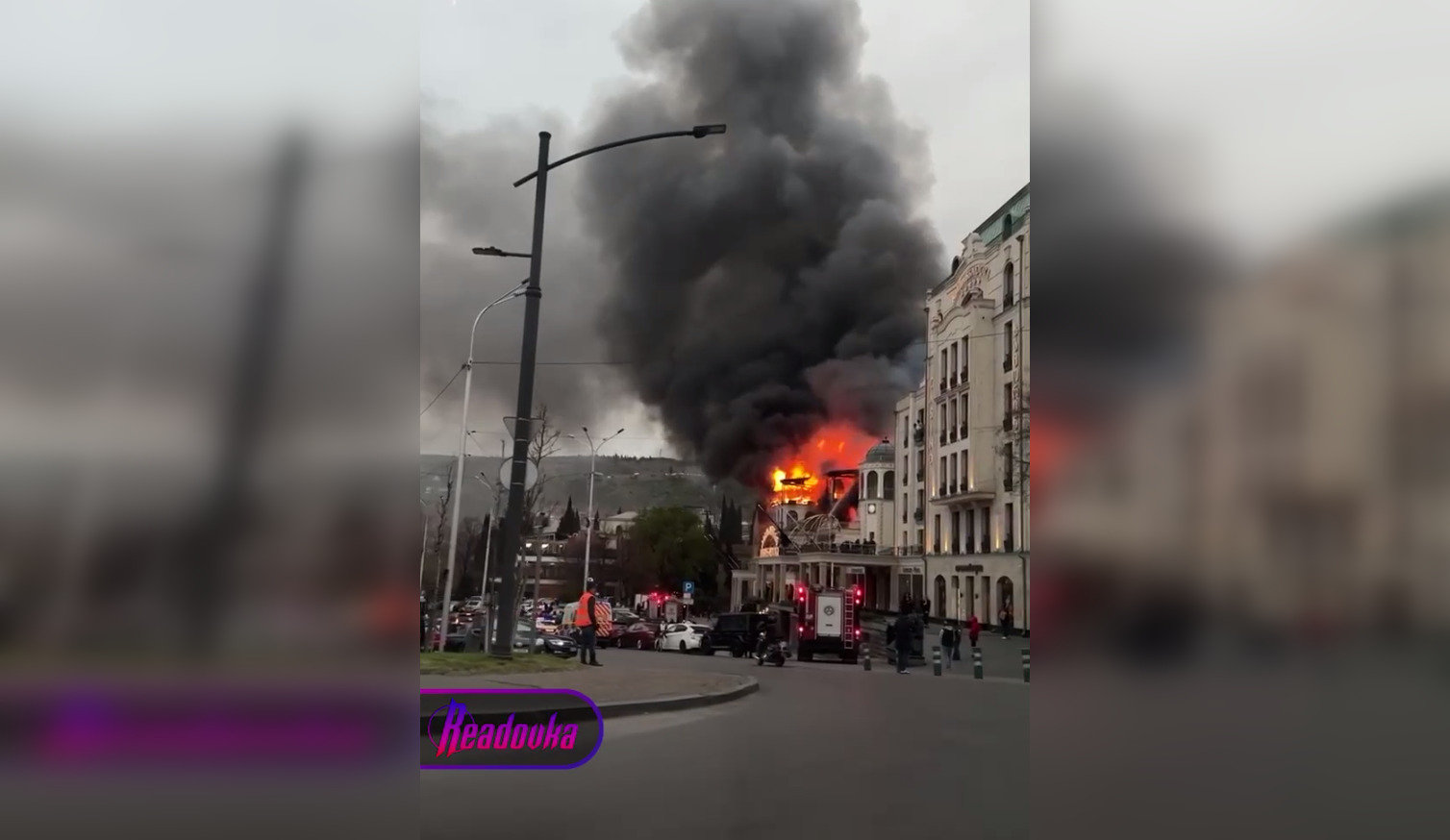В Грузии загорелся отель прямо в центре Тбилиси