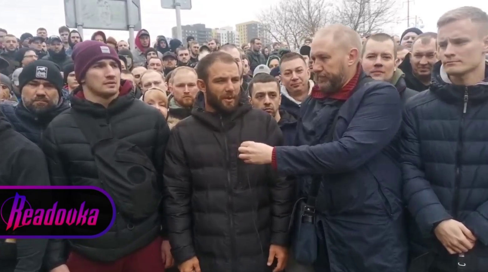 Собравшиеся православные записали обращение у храма близ Святого озера в Москве