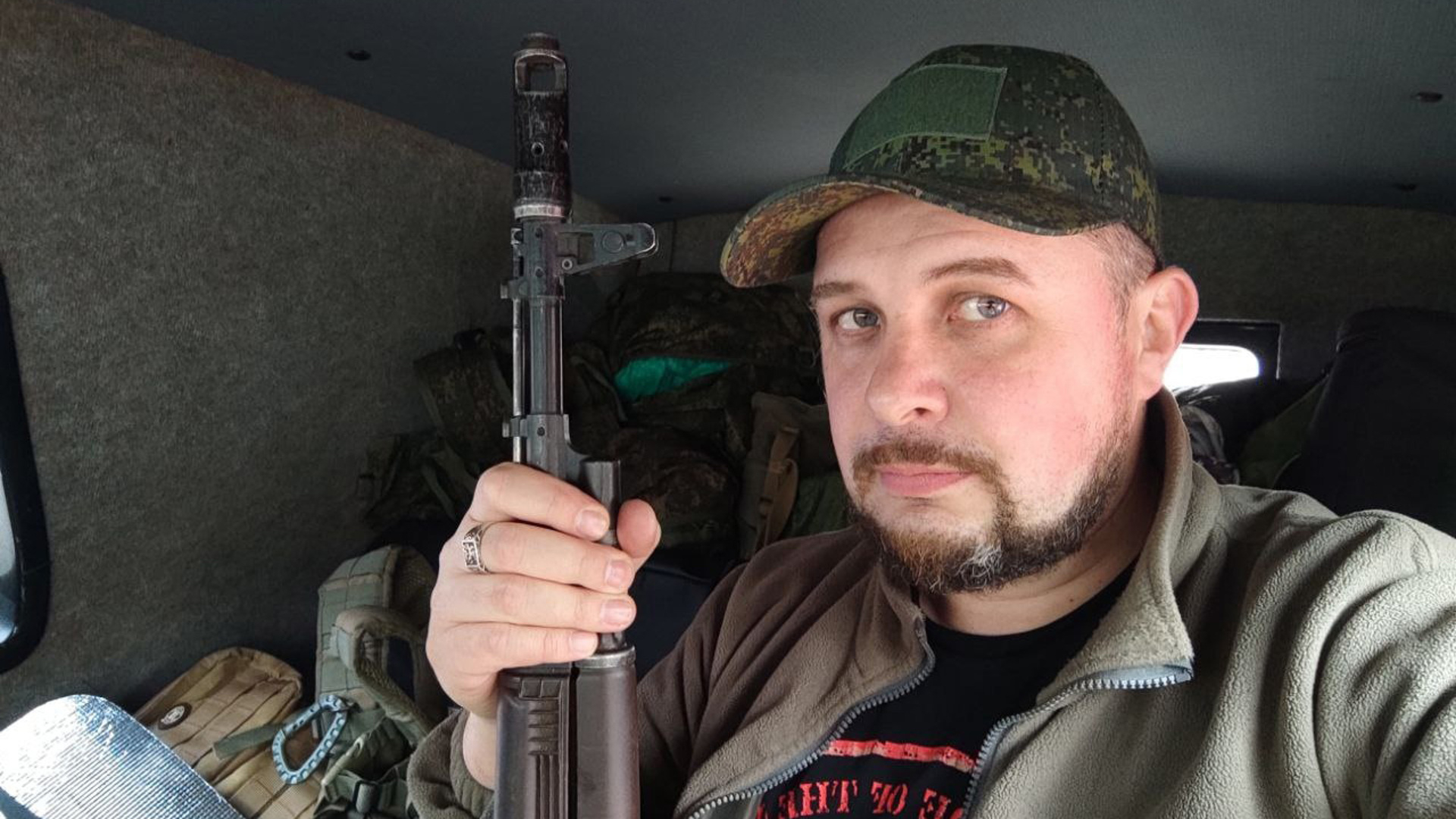Вручившая статуэтку Владлену Татарскому была его знакомой