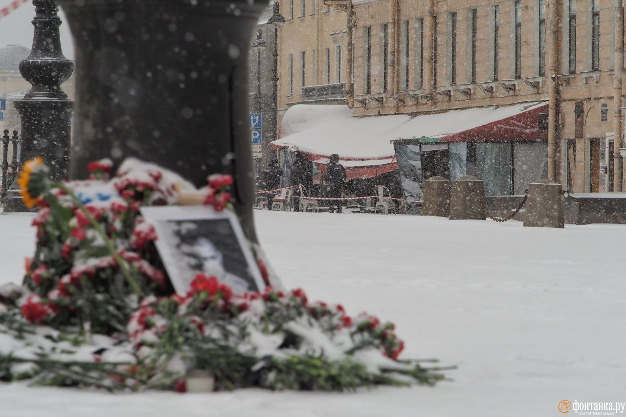 Люди продолжают нести цветы на стихийный мемориал к месту гибели Татарского в Петербурге